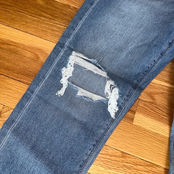 NWT American Eagle Women’s Blue Distressed Jeans - Picture 2 of 5